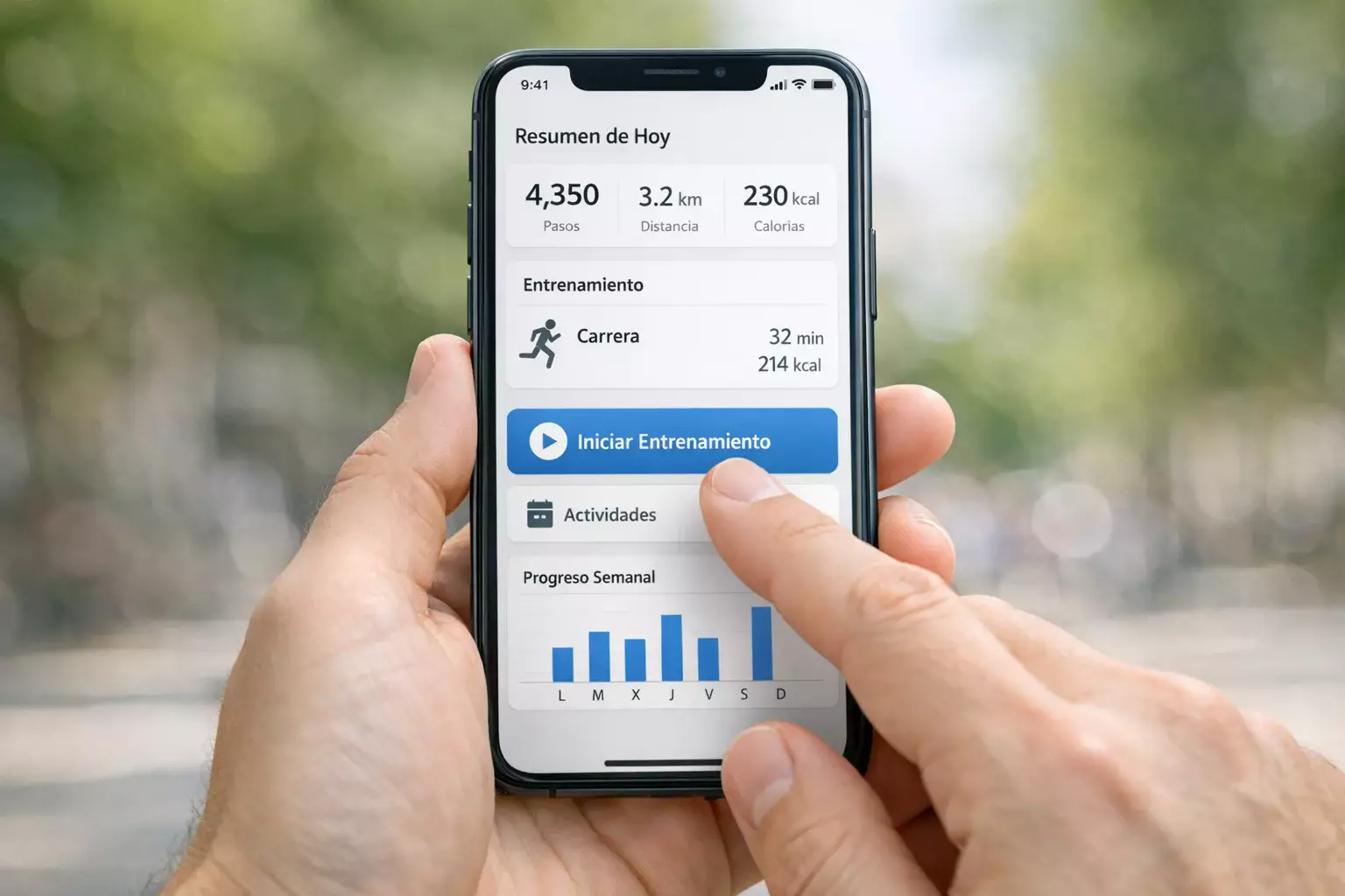 Mano sosteniendo un smartphone con una aplicaci&oacute;n de deportes abierta