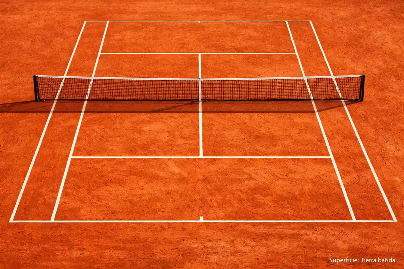 Vista aérea de pista de tierra batida con líneas blancas marcadas